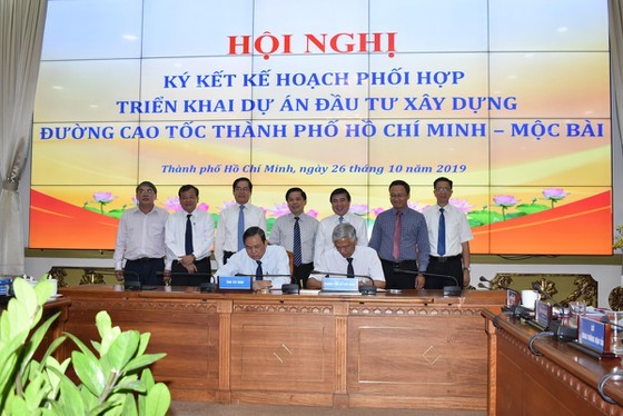 HCMC, Tay Ninh sign cooperation agreement to build HCMC-Moc Bai expressway ảnh 1