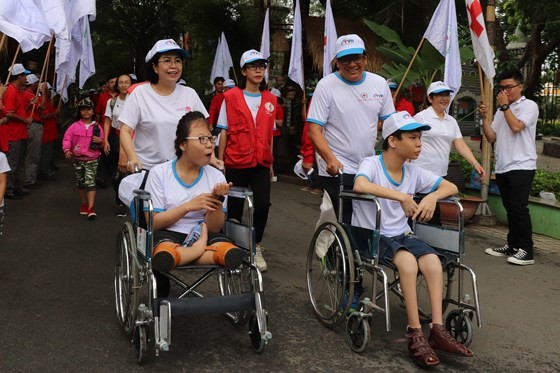 5,000 city dwellers walk to fundraise for AO victims, disabled ảnh 2