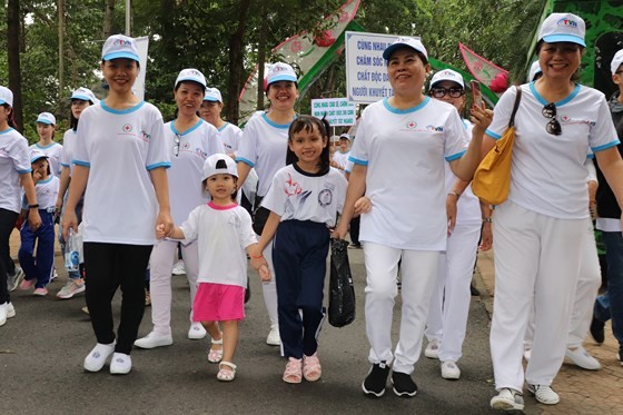 5,000 city dwellers walk to fundraise for AO victims, disabled ảnh 1