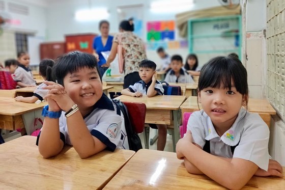 Students in HCMC come back to school ảnh 1