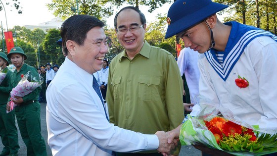 Young people in HCMC enthusiastically perform military services ảnh 1