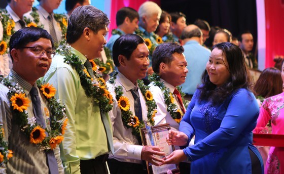 HCMC honors 212 outstanding laborers ảnh 2