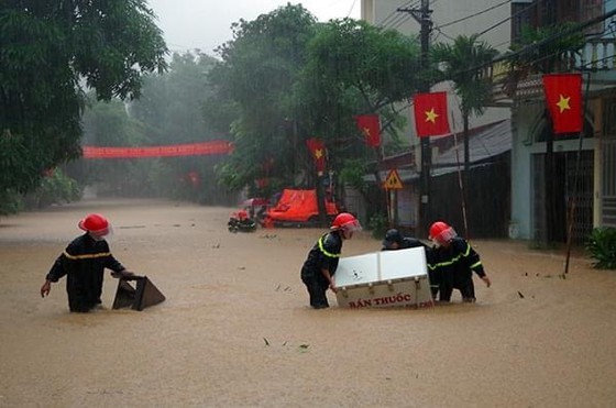 Two people killed in torrential rain, flash flood in North region ảnh 2