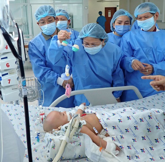 Vice President congratulates surgery team while visiting twins in hospital ảnh 2