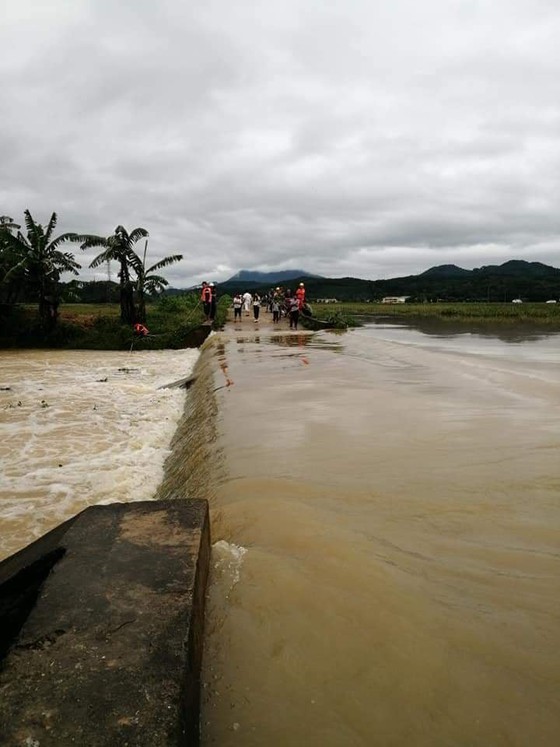 In addition to deaths, storm Noul blows roofs off 22,000 houses in central region ảnh 3