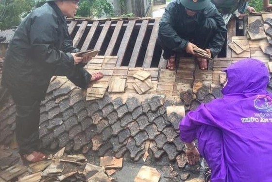 In addition to deaths, storm Noul blows roofs off 22,000 houses in central region ảnh 1