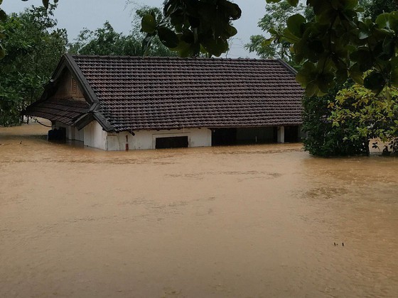 Heavy rain triggered flooding leaves 13 dead and missing in Central Vietnam ảnh 4