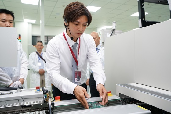 Ribbon-cutting ceremony for first electronic component factory in Da Nang City ảnh 1
