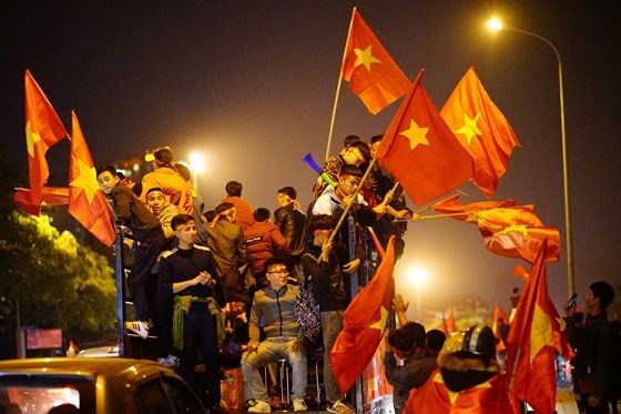 Nationwide football fans spend sleepless night ảnh 5