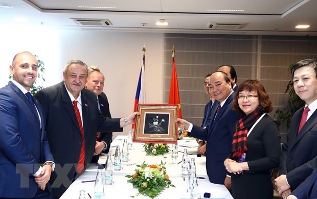 Prime Minister meets overseas Vietnamese in Europe ảnh 1
