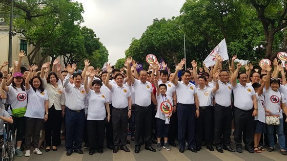 Thousands people walk for traffic safety ảnh 2