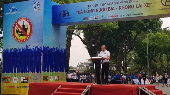 Thousands people walk for traffic safety ảnh 3