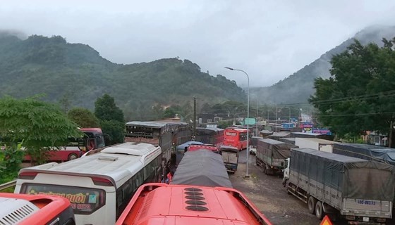 Traffic interrupted on Bao  Loc  Mountain  Pass due to 