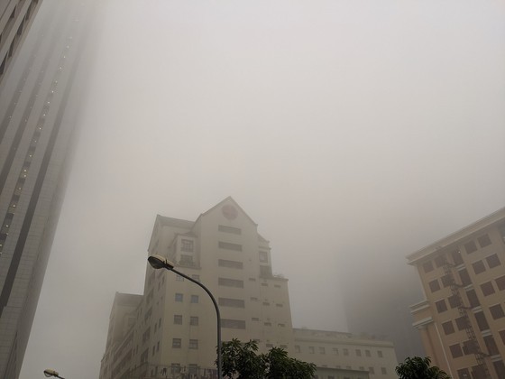 Thick blanket of fog happens in Hanoi ảnh 1