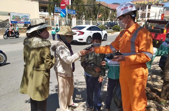Lam Dong gives over 10,000 free medical masks to minority ethnic people ảnh 1