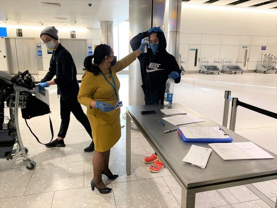 VNA performs two special fights bringing Vietnamese, British citizens home ảnh 1
