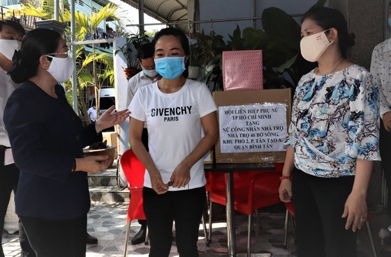 City leaders visit low-income employees, landlords amid pandemic ảnh 2