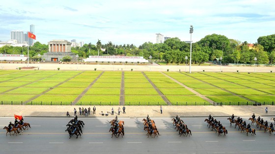 Horse-training day of Cavalry soldiers at Ba Van horse farm ảnh 6