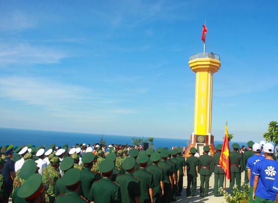 Flag raising ceremony takes place at highest peak of Ly Son Island ảnh 8