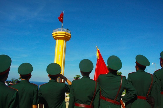 Flag raising ceremony takes place at highest peak of Ly Son Island ảnh 7