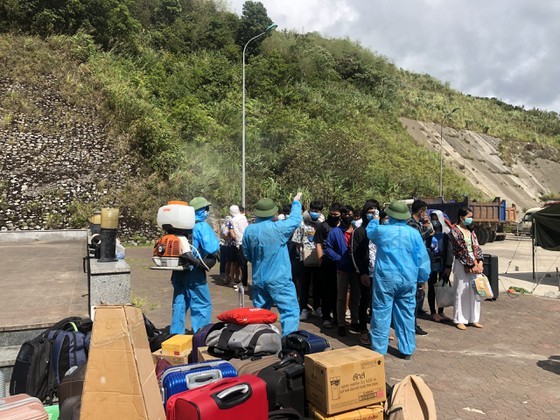 Ha Tinh Province receives, quarantines over 600 Laotian students ảnh 2