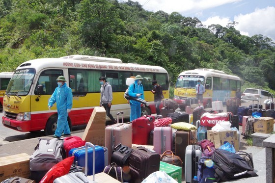 Ha Tinh Province receives, quarantines over 600 Laotian students ảnh 3