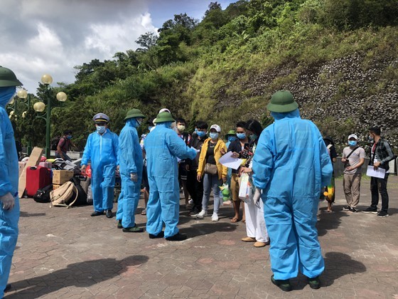Ha Tinh Province receives, quarantines over 600 Laotian students ảnh 4
