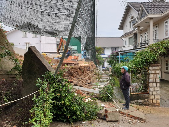 Downpour causes uprooted trees, mountain pass landslide in Da Lat City ảnh 3