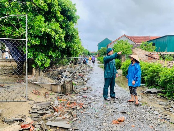 Storm No.5 brings whirlwind, torrential downpour in some places ảnh 6