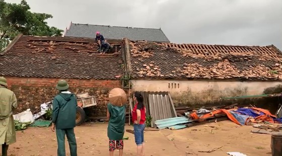 Storm No.5 brings whirlwind, torrential downpour in some places ảnh 1