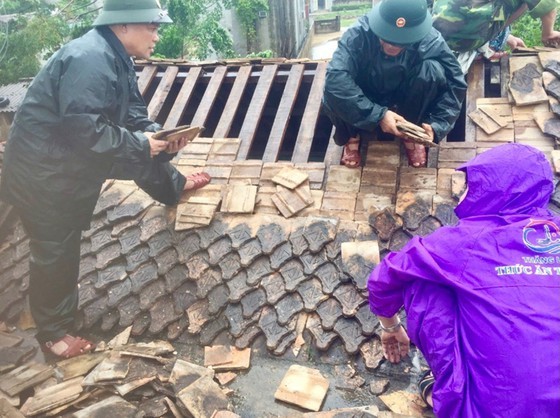 Downpour, storm-force wind rush down Central provinces ảnh 10
