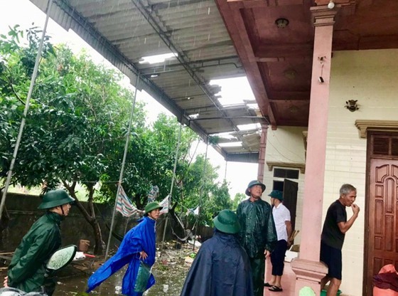 Downpour, storm-force wind rush down Central provinces ảnh 9