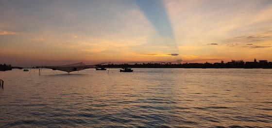 Nhat Le riverbanks glow after embellishment ảnh 1