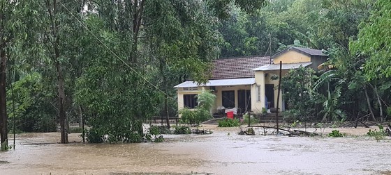Central region proactively copes with double floods ảnh 3