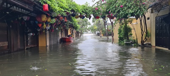 Central region proactively copes with double floods ảnh 2