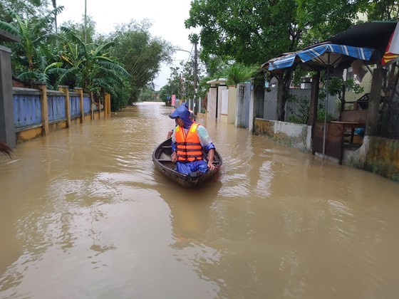 Central region proactively copes with double floods ảnh 4