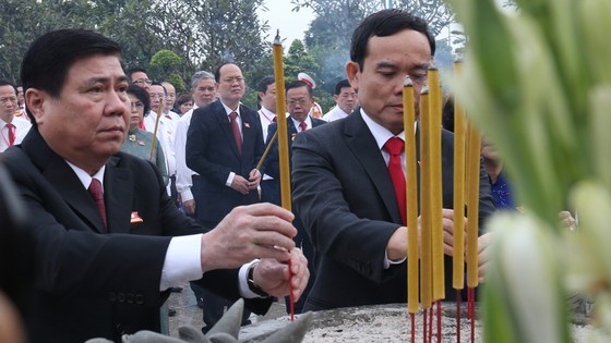 Delegates of HCMC's 11th Party Congress offer incense to commemorate President Ho Chi Minh, ảnh 4