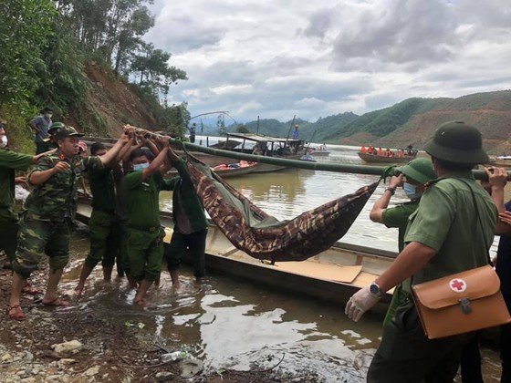 19 victims rescued from Rao Trang 4 hydropower plant ảnh 1