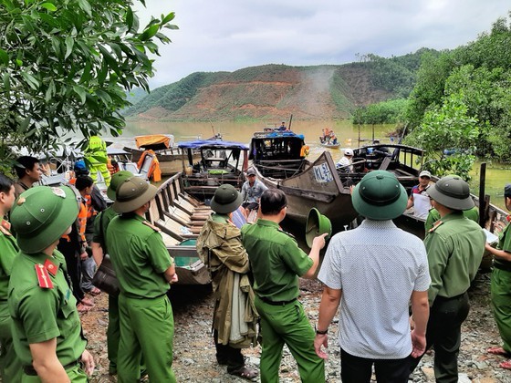 19 victims rescued from Rao Trang 4 hydropower plant ảnh 4