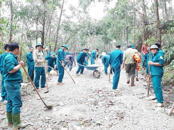 19 victims rescued from Rao Trang 4 hydropower plant ảnh 6