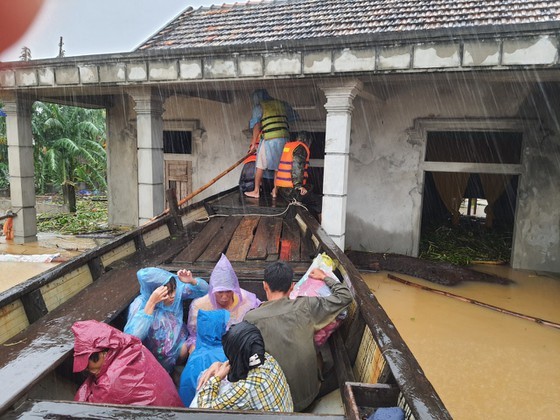 Floodwater inundates 100,000 houses in Quang Binh Province ảnh 4