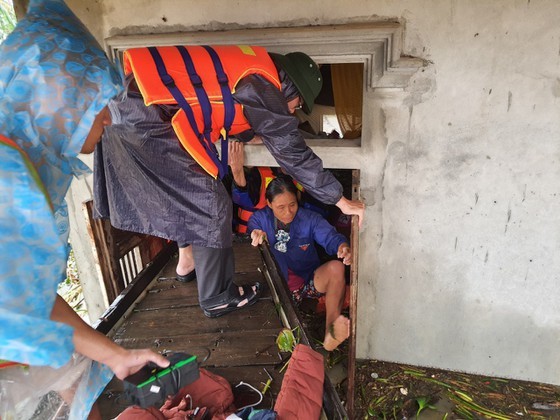 Floodwater inundates 100,000 houses in Quang Binh Province ảnh 5