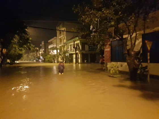 Floodwater inundates 100,000 houses in Quang Binh Province ảnh 1