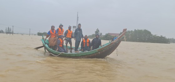 Quang Binh: 95,000 houses trapped under deep floodwater ảnh 6