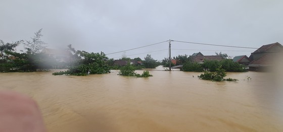 Quang Binh: 95,000 houses trapped under deep floodwater ảnh 1