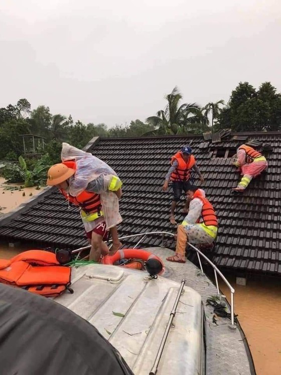 Quang Binh: 95,000 houses trapped under deep floodwater ảnh 2