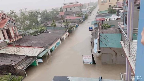 Quang Binh: 95,000 houses trapped under deep floodwater ảnh 7