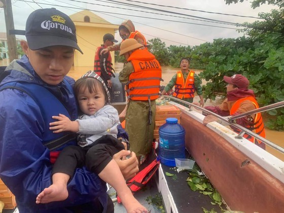 Quang Binh: 95,000 houses trapped under deep floodwater ảnh 9