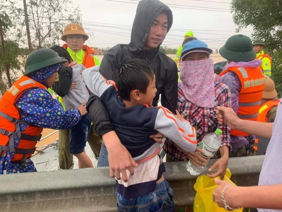 Quang Binh: 95,000 houses trapped under deep floodwater ảnh 10
