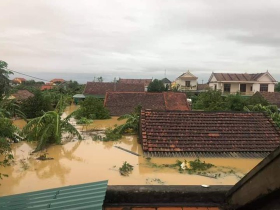 Quang Binh: 95,000 houses trapped under deep floodwater ảnh 13